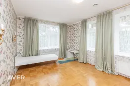 Plaša privātmāja pie meža