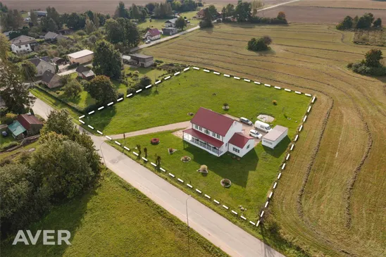 Plaša lauku stila māja ar terasi apkārt visai ēkai