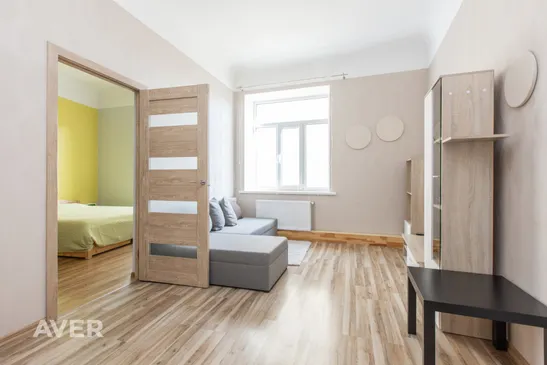 Pārdošanā mājīgs un silts 2 istabu dzīvoklis tuvu centram.