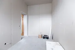 Pārdošanā divstāvu komercēka, angārs un 6300 m² zemes gabals Aizkrauklē
