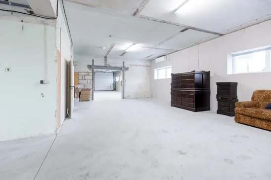 Pārdošanā divstāvu komercēka, angārs un 6300 m² zemes gabals Aizkrauklē