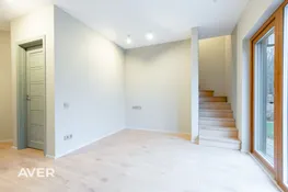 Pārdošanā tikko uzcelta dvīņu mājas sekcija ar 1200 m² zemes gabalu.