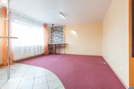 plašs vienas istabas dzīvoklis