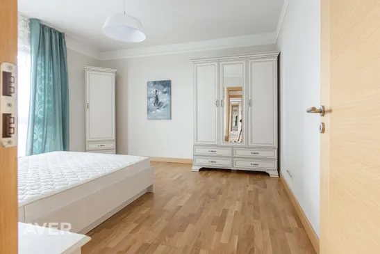Dzīvoklis ar panorāmas logiem un skaistu saulrietu.