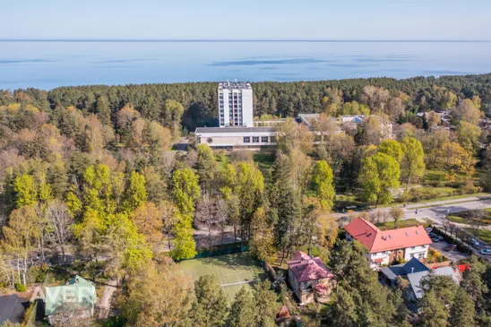 Jūra no mājas tikai rokas stiepiena attālumā