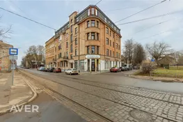 Plašs 3 istabu dzīvoklis pirmskara laika ēkā