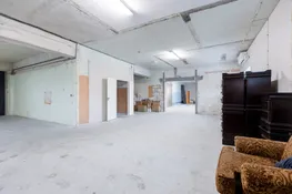 Pārdošanā divstāvu komercēka, angārs un 6300 m² zemes gabals Aizkrauklē