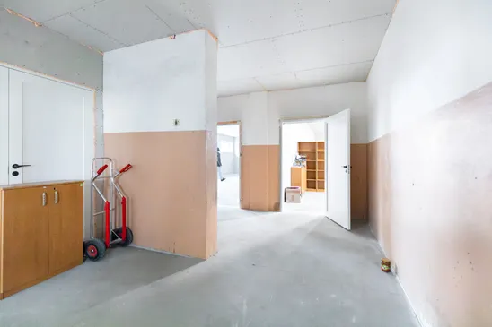 Pārdošanā divstāvu komercēka, angārs un 6300 m² zemes gabals Aizkrauklē