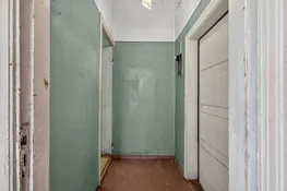 Cēsu centra 1-istabas dzīvoklis koka ēkā.