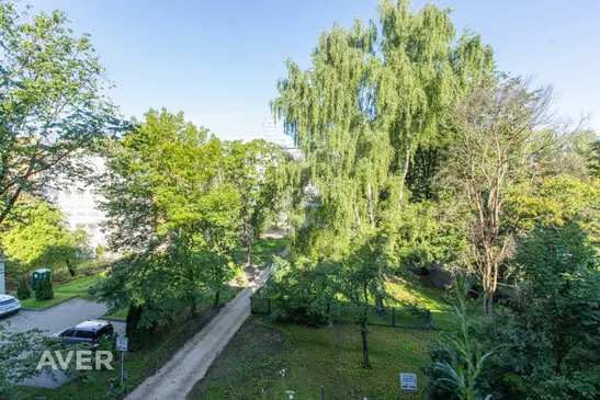 3 istabu dzīvoklis ar balkonu uz iekšpagalmu