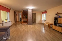 Pārdod plašu īpašumu ar privātmāju un viesunamu.