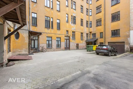 Pārdošanā pilnībā aprīkots 2 istabu dzīvoklis pagalma mājā Rīgas centrā.