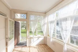 Jūra no mājas tikai rokas stiepiena attālumā