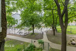 Dzīvoklis centrā ar privāto pagalmu