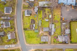 Pārdošanā īpašums ar privātmāju, dzīvokli un 1100 m² zemes gabalu Smiltenē.