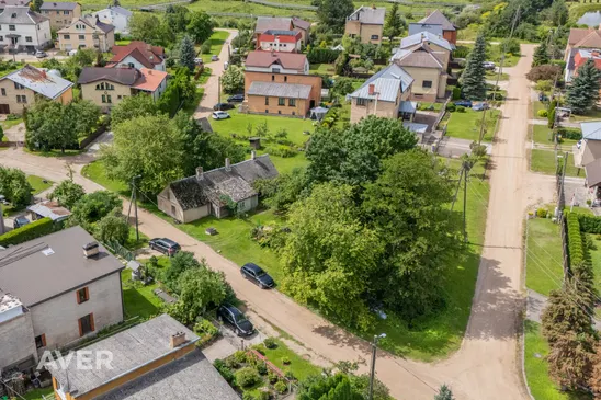 Zemesgabals dzīvojamo māju rajonā.