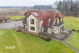 Plaša māja ainaviskā un klusā vietā