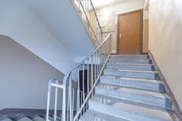 Pārdošanā silts 2 istabu dzīvoklis ar plašu palīgtelpu mājas pirmajā stāvā