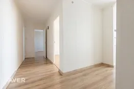 Pārdošanā 2 istabu dzīvoklis ar burvīgu panorāmas skatu no 8. stāva.
