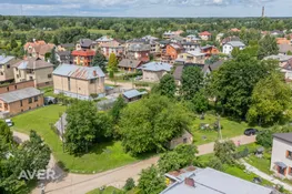 Zemesgabals dzīvojamo māju rajonā.