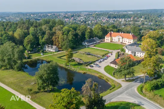 3-stāvu privātmāja ar baseinu Tukumā.