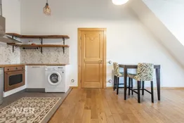 Saulains 2 istabu dzīvoklis renovētā mājā