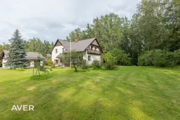 Privātmāja ar ļoti plašu, meža ieskautu zemes gabalu.
