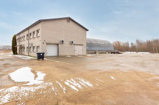 Pārdošanā divstāvu komercēka, angārs un 6300 m² zemes gabals Aizkrauklē