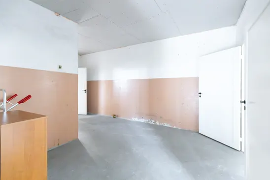 Pārdošanā divstāvu komercēka, angārs un 6300 m² zemes gabals Aizkrauklē