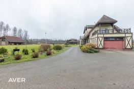 Plaša māja ainaviskā un klusā vietā