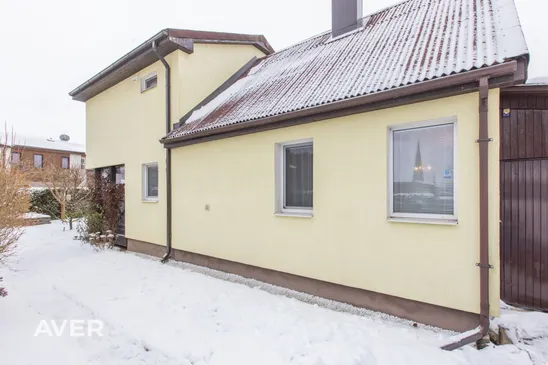 Pārdošanā divstāvu privātmāja ar 581 m² zemes gabalu klusā vietā netālu no Gaujas.