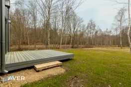 Pārdošanā tikko uzcelta dvīņu mājas sekcija ar 1200 m² zemes gabalu.