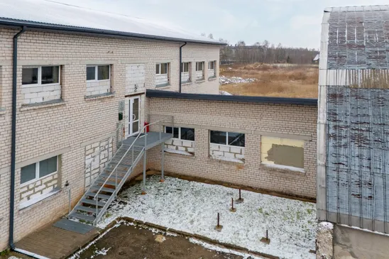 Pārdošanā divstāvu komercēka, angārs un 6300 m² zemes gabals Aizkrauklē