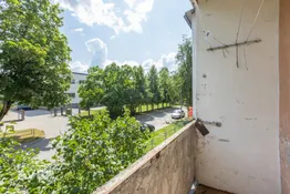 Dzīvoklis blakus skolai un bērnudārzam.