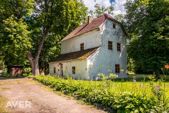 Bruņinieku  Pils pie ezera