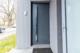 Dvīņu mājas puse ar privāto dārzu un stāvvietu Rīgas centra tuvumā
