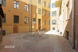 Saulains un plašs  3 istabu dzīvoklis renovētā ēkā