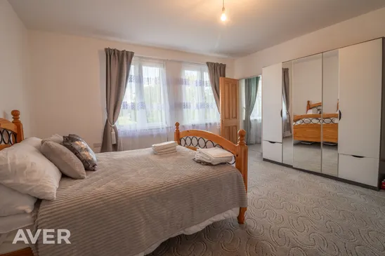 Plaša lauku stila māja ar terasi apkārt visai ēkai