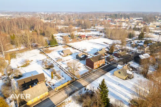 Pārdošanā namīpašums ar 8 dzīvokļiem un 3600 m² zemes gabalu Rūjienā.