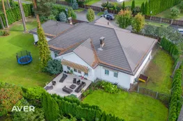 Plaša privātmāja pie meža
