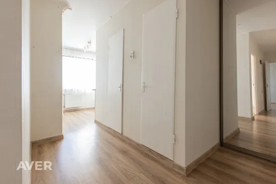 Pārdošanā 2 istabu dzīvoklis ar burvīgu panorāmas skatu no 8. stāva.