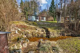 Pirts mājiņa ar lielu zemes gabalu