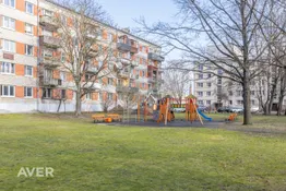 Pārdošanā 3 istabu dzīvoklis labā lokācijā ar mēbelēm iekļautām cenā.