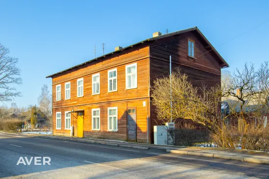 Pārdošanā namīpašums ar 8 dzīvokļiem un 3600 m² zemes gabalu Rūjienā.