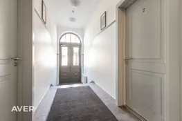 Jauns trīsistabu mansarda dzīvoklis renovētā ēkā