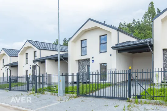 Plaša, augstvērtīga un tikko uzcelta rindu māja Dzidriņās.