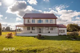 Plaša lauku stila māja ar terasi apkārt visai ēkai