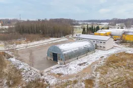 Pārdošanā divstāvu komercēka, angārs un 6300 m² zemes gabals Aizkrauklē