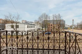 Plašs 3 istabu dzīvoklis pirmskara laika ēkā
