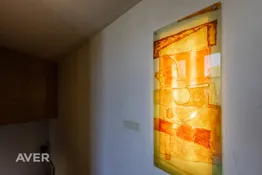 Plaša, gaismas un saules apspīdēta māja